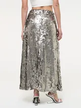 Falda midi negra cubierta de lentejuelas, con tajo frontal y corte recto.