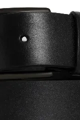 Cinto de cuero negro con hebilla metálica oscura y pasador.