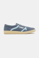 Zapatillas urbanas de diseño retro en tonos beige, marrón y celeste, confeccionadas en serraje con suela de goma color caramelo y cordones blancos.