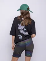 Calza ciclista negra con destellos metalizados y degradé de colores.