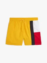 Short de baño amarillo con cintura elástica ajustable con cordón. Presenta una banda vertical en el lateral con los colores blanco, azul marino y rojo.