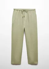 Pantalon de lino color verde oliva, con diseño crop y corte jogger. Presenta cintura elástica con cordón ajustable, bolsillos laterales y bolsillos de ribete en la parte posterior.