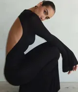 Vestido largo negro de manga larga y cuello alto, con espalda completamente descubierta.