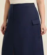 Pollera midi de sarga de algodón color azul marino, con cintura fija, bolsillos cargo laterales y tajo frontal.