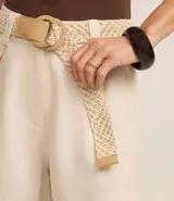 Short azul marino de cintura alta con cinturón de rafia y bolsillos laterales.