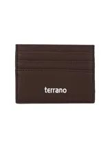 Tarjetero de cuero sintético marrón con múltiples ranuras para tarjetas y el logotipo de la marca impreso en blanco en la parte frontal.
