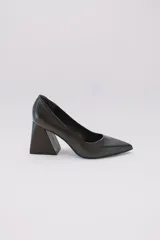 Zapatos de tacón color fucsia con textura croco, punta fina y tacón cuadrado forrado en cuero.