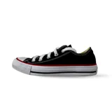 Championes Converse modelo Chuck Taylor de corte bajo, color negro con puntera y suela de goma blanca, detalle de línea roja y negra en la entresuela y cordones blancos.