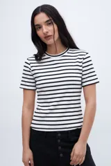 Remera de algodón a rayas horizontales blancas y negras, de corte clásico y cuello redondo.