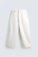 Jeans wide fit de color blanco, confeccionados en denim de algodón rígido, con corte relajado, tiro medio y diseño de cinco bolsillos.