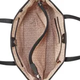 Cartera tipo tote bag Guess modelo Keira, color negro con textura saffiano, doble asa superior y logo triangular frontal en relieve. Incluye un pequeño neceser desmontable con cierre y inscripción de la marca.