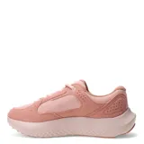 Championes Under Armour modelo Versurge, color negro con entresuela blanca y suela de goma color caramelo. Presentan una parte superior que combina malla y revestimientos de gamuza sintética, con cierre de cordones y tecnología Charged Cushioning en la entresuela para mayor amortiguación.