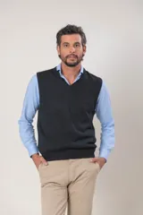 Chaleco de punto con cuello en V, confeccionado en lana merino. Presenta un diseño clásico sin mangas con terminaciones acanaladas en el ruedo y las sisas.