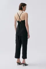 Pantalón negro de lino, corte culotte, con bolsillos laterales y traseros, y pespuntes a contratono en cintura.