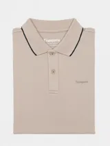 Remera tipo polo negra de algodón, con cuello y borde de mangas con línea blanca.