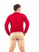 Sweater rojo de hilo de algodón con escote en V y manga larga.