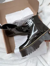 Borcegos negros de charol vegano con cordones y cierre lateral. Plataforma de 6 cm de altura.