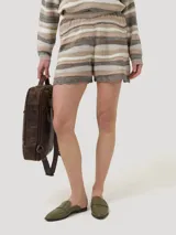 Short de punto tejido de tiro alto, con cintura elástica y diseño de rayas horizontales en tonos beige, blanco, marrón y celeste, marca RKF.