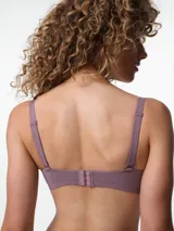 Soutien con copa preformada sin aro, confeccionado en microfibra texturizada color marrón. Presenta breteles ajustables y cierre trasero con broche multiposición.