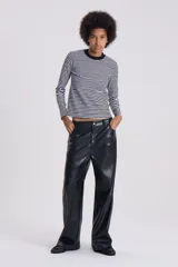 Pantalón de cuero sintético negro, estilo jeanero con tiro bajo, corte recto/flare y bolsillos delanteros y traseros.