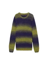 Sweater de punto grueso con cuello redondo y mangas largas, con diseño de franjas horizontales en tonos verde y violeta con efecto tie-dye.