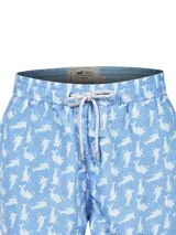 Short de baño celeste con estampado de focas blancas y lunares. Cuenta con cintura elástica, cordón ajustable, bolsillos delanteros y traseros.