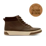 Bota casual de caña media confeccionada en cuero marrón, con cuello acolchado en tono más oscuro, cierre mediante cordones y suela de goma en contraste color crema.