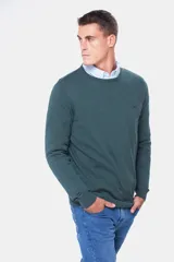 Buzo de punto color verde oscuro, con cuello redondo y mangas largas.