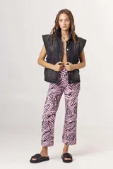 Pantalón jean wide de tiro alto con estampado de cebra en tonos rosa y negro.