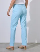 Pantalón de vestir color beige, marca Zac & Rachel, confeccionado en gabardina elastizada. Presenta pretina ancha con faja interna modeladora, largo de pierna con costura frontal pespunteada y bolsillos ojal simulados en la parte trasera.