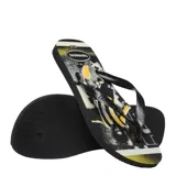 Sandalias tipo ojota Havaianas con diseño gráfico inspirado en el fútbol en tonos negro, gris y amarillo. Presentan tiras negras con textura y logo de la marca.