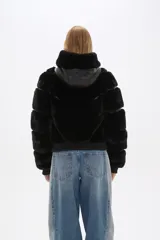 Campera bomber negra de piel sintética con capucha de piel sintética, cierre frontal con cremallera, bolsillos laterales y puños y bajo acanalados.