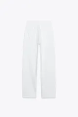 Jeans de tiro alto color negro con efecto lavado, corte mom fit, cinco bolsillos y cierre frontal con cremallera y botón metálico.