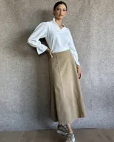 Pollera larga de denim color celeste claro, con corte en A y talle alto con elástico en la cintura.