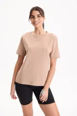 Remera básica 100% algodón de manga corta y corte clásico con cuello redondo.