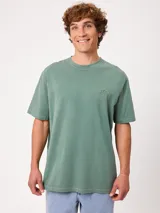 Remera de manga larga Rusty, color verde, con cuello redondo y ajuste holgado. Presenta un pequeño logo bordado en el pecho.