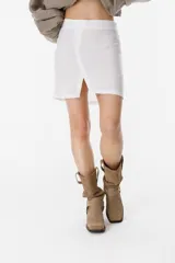 Minifalda blanca de lino con abertura frontal.