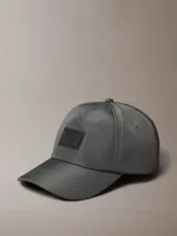 Gorra de béisbol Calvin Klein Jeans color gris oscuro, confeccionada en nylon con un parche frontal de goma negro con el logo de la marca.