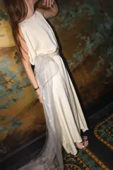 Sandalia de tacón cuadrado medio, confeccionada en tela tipo terciopelo color bordó, con tira delantera simple y pulsera ajustable al tobillo con hebilla metálica.