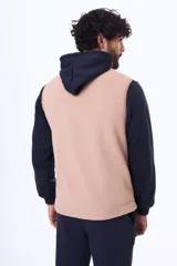 Chaleco de micropolar color beige con cierre frontal completo y bolsillo vertical en el pecho.