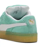 Championes Puma Suede XL color verde agua con detalles en blanco y suela color caramelo.