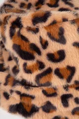 Gorro tipo bucket negro de piel sintética.