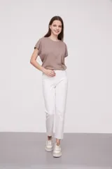 Pantalon de jean blanco, de corte skinny y tiro alto, con cierre frontal y bolsillos laterales.