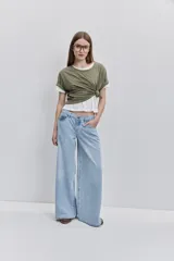 Jean wide leg de tiro medio, con pierna amplia de caída recta, diseño de cinco bolsillos, pasacintos y cierre frontal con botón y cremallera.