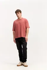 Remera oversize de algodón con efecto acid wash y diseño boxy, de mangas corta con estampa frontal pequeña y sutil.