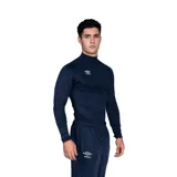 Remera térmica azul marino de manga larga con cuello alto y logo de Umbro estampado en blanco en el pecho.