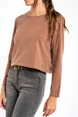 Remera de manga larga con efecto lavado, corte oversize y cuello redondo, confeccionada en algodón peinado.