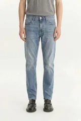 Jeans Levi's modelo 512 Slim Taper de corte entallado, color celeste con sutiles desgastes, tiro medio y cierre de botones.