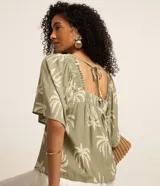Blusa verde militar con estampado de cocoteros en tono claro, de mangas corta tipo godê y escote cuadrado con detalles fruncidos.