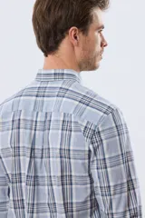 Camisa de manga larga de calce slim, con diseño a cuadros en tonos azul oscuro, verde y blanco. Presenta cuello camisero con botones y bolsillo ojal en el pecho con detalle bordado.